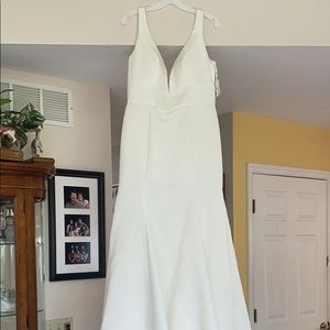 Brand new wedding dress, never worn!! Size 14!!